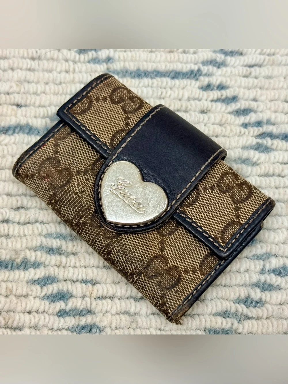 GUCCI Vintage Y2K Iconic Brown GG Monogram Canvas Leather Heart Key Case - Picture 4 of 16